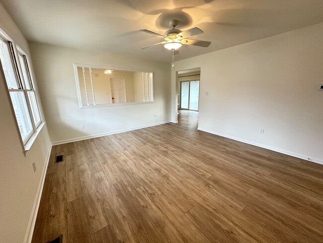 Photo - 310 Azalia Dr