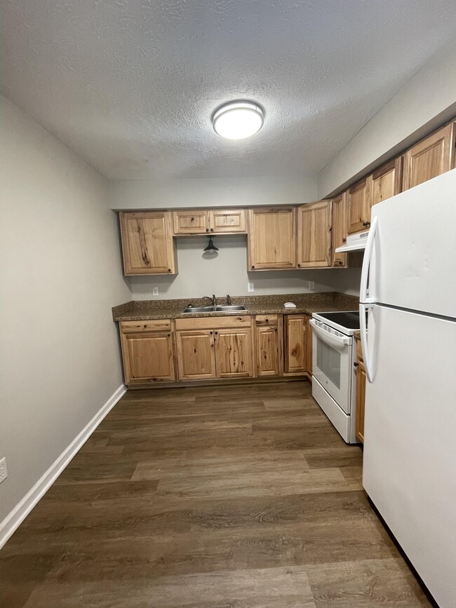 Building Photo - 153 N Vail Dr