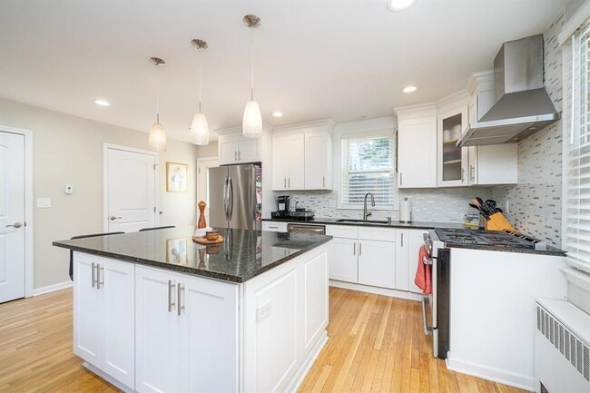 Building Photo - 118 W 46th St