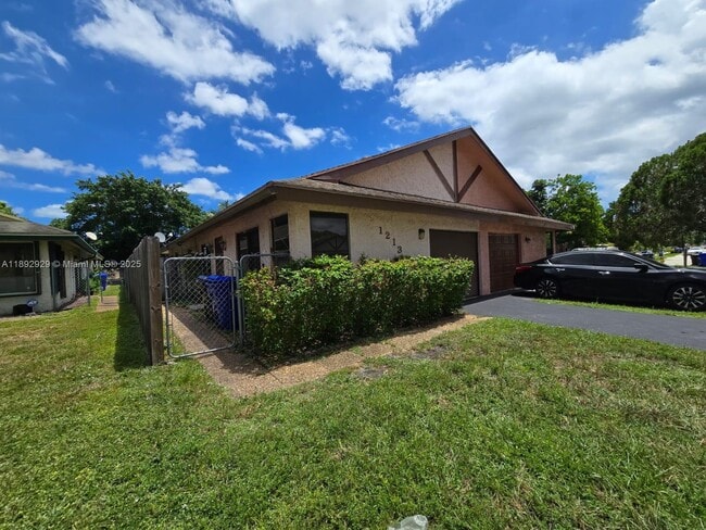Building Photo - 1213 SW 74th Ave