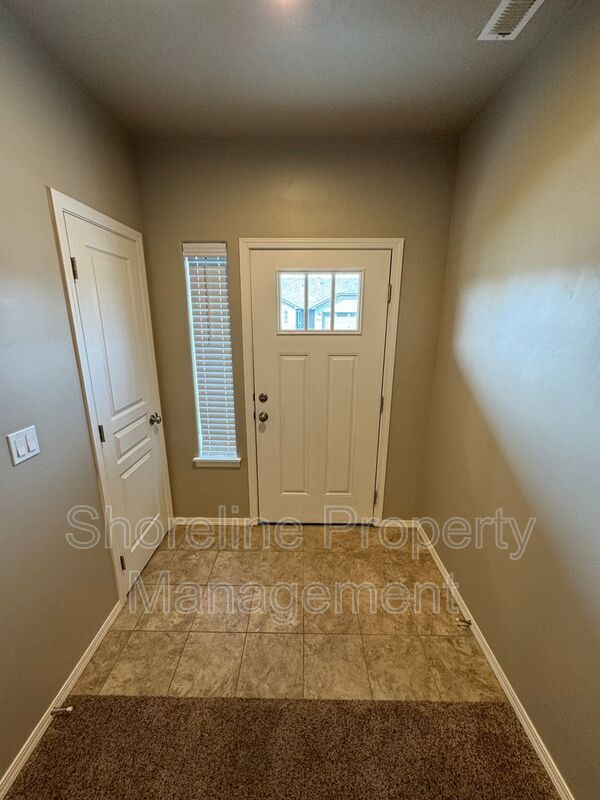 Photo - 511 Diamond Lake St