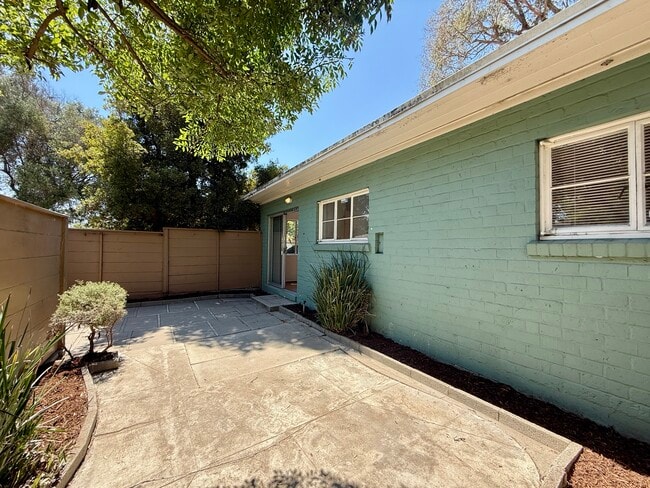 Building Photo - 5530 Village Grn Rental