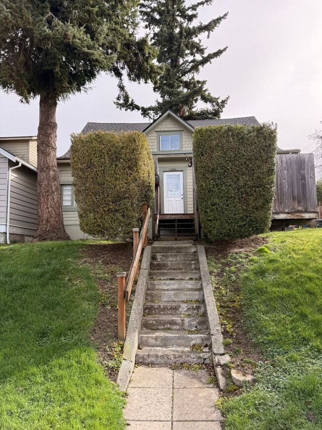 Building Photo - PRELEASING: 4 bdrm/1bath Sunny York Neighborhood home!