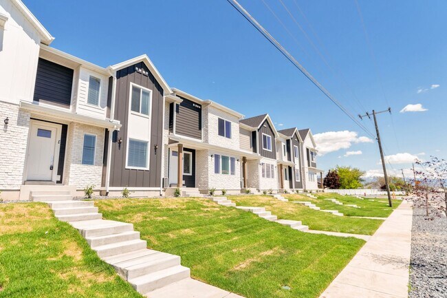 Photo - Enormous 3 Bed - 2 Bath Pet Friendly Townhome with Large Unfinished Basement! - Available on Augu...