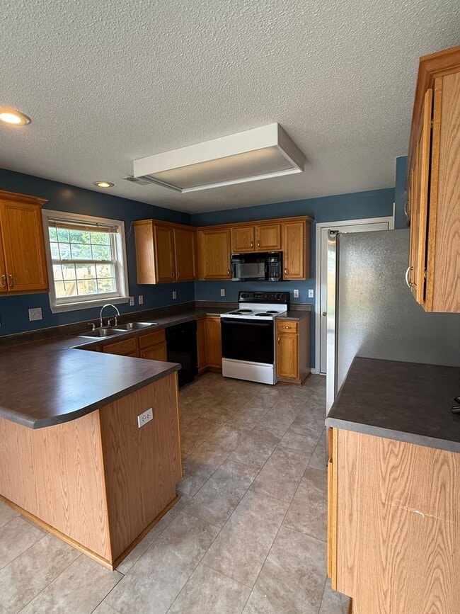 Photo - 3 bed 2 bath Home with fenced in backyard