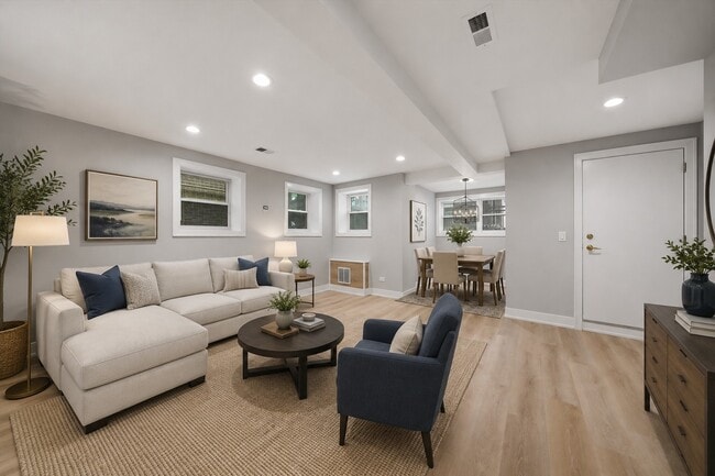 2442 W Wilson Ave
