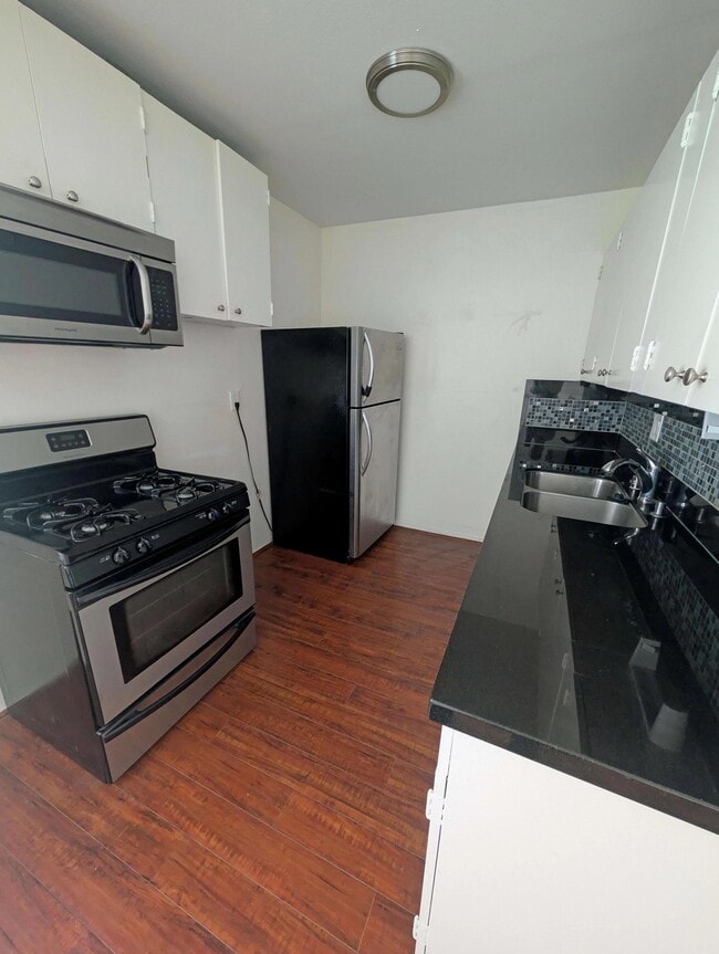 Building Photo - 1034 N Martel Ave