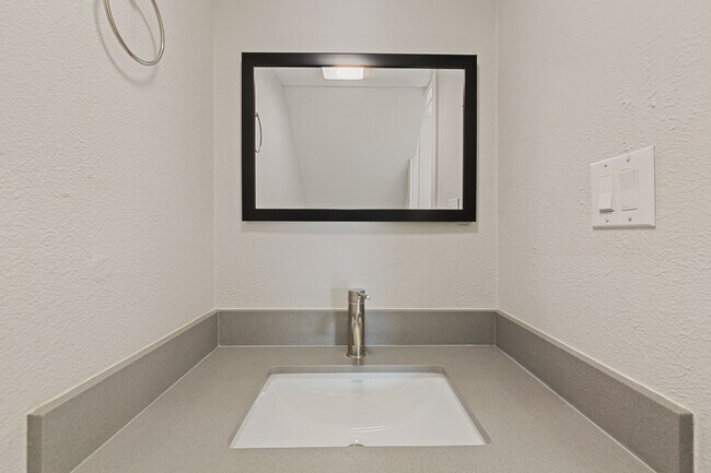 Photo - 5005 Manor Rd