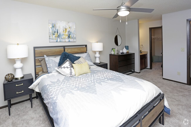 2BR, 1 1/2BA - 952 SF