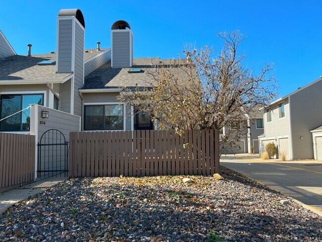 Photo - 304 S Taft Ct