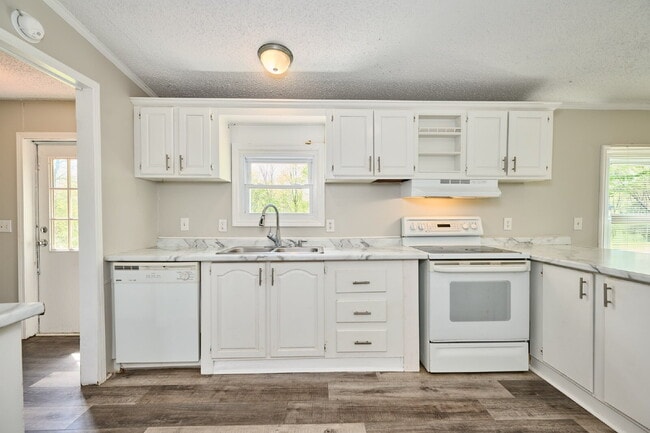 Photo - For Rent: 4+BR, 3BA