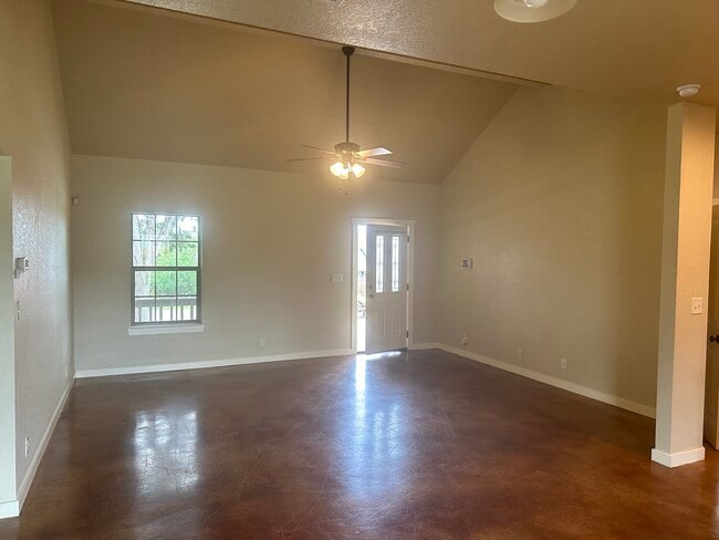 Photo - 1005 Live Oak Dr