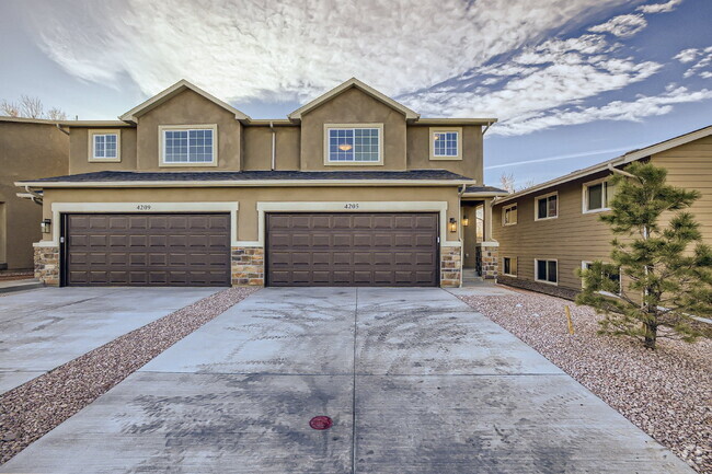 Building Photo - 3 bedroom - Date St Rental