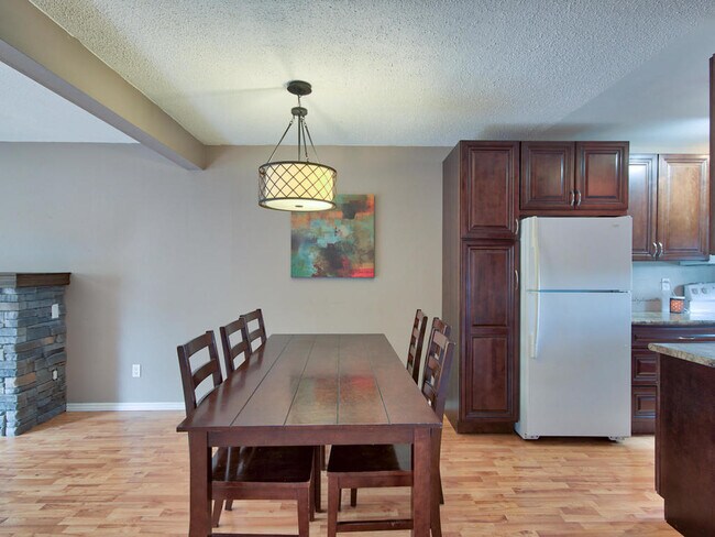 Photo - CORNER 3BD TOWNHOME ON SOUTHDALE RD W Unit 152