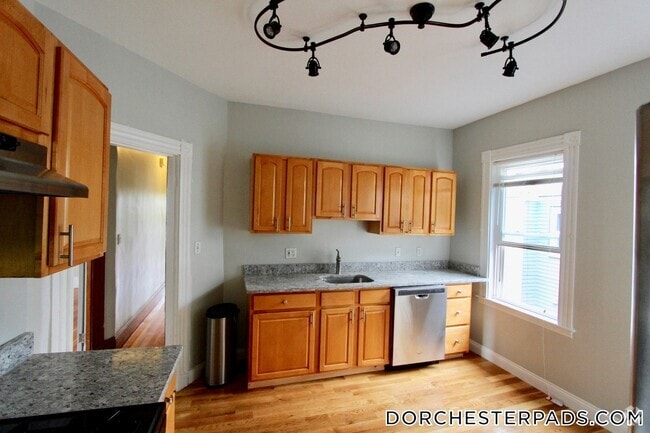 Building Photo - 137 Pleasant St Rental