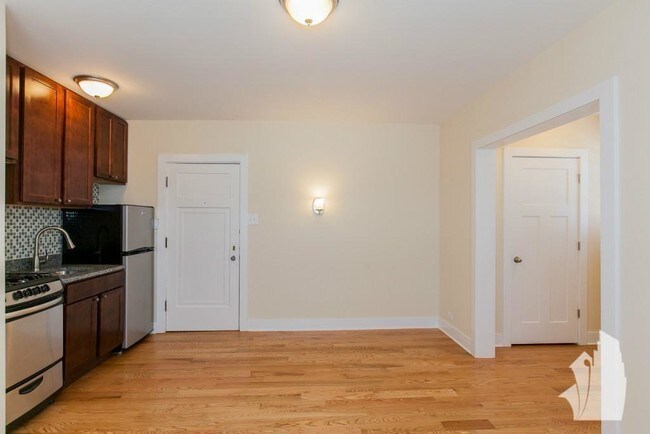 4546 N Damen Ave Unit 105