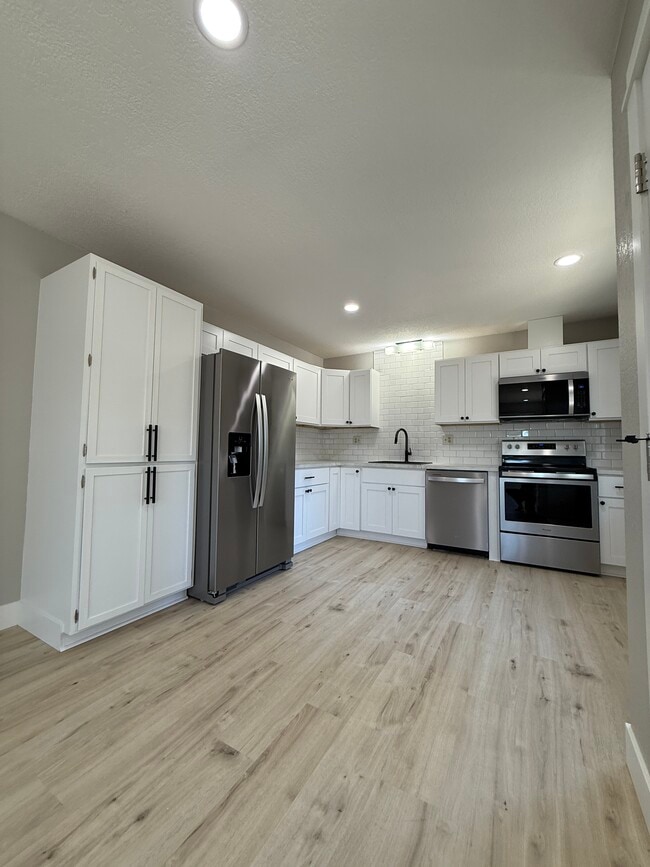 Building Photo - 530 W Ballf St Rental