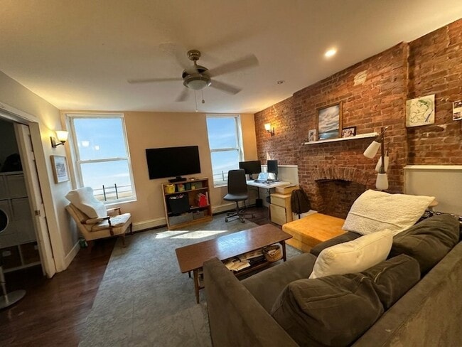 Building Photo - 374 Van Brunt St Unit 2
