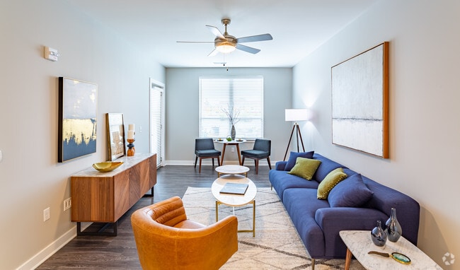 1BR,1BA,751SF