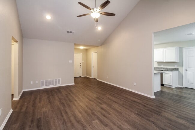 Photo - 900 Vicksburg Ln