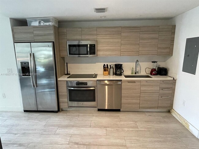 Photo - 121 NE 34th St Unidad 814 Rental