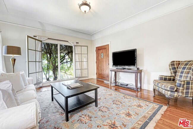 Photo - 619 N Plymouth Blvd Unidad 619