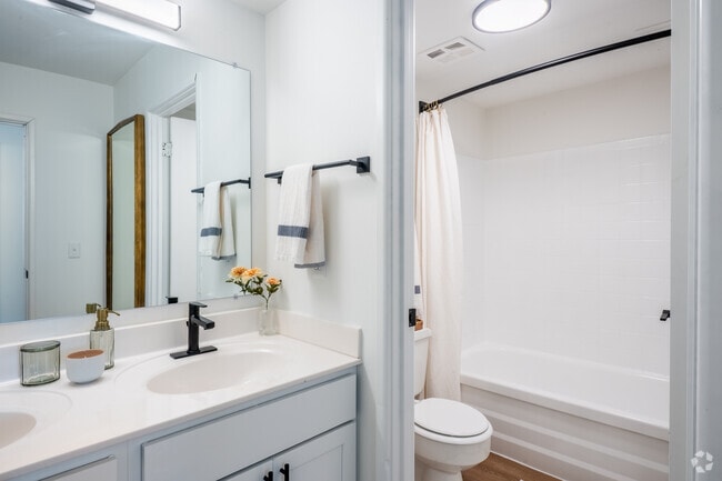 2BR, 1BA - 840SF - Bathroom