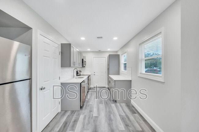 Photo - 615 Macdonald Ave