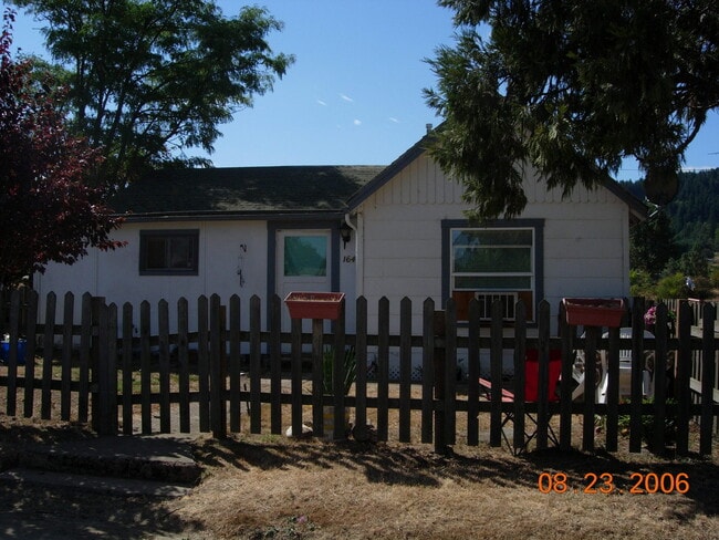 Building Photo - Older 3/1 home in Sutherlin
