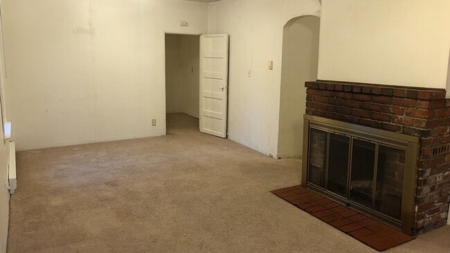 Photo - 115 SW State St