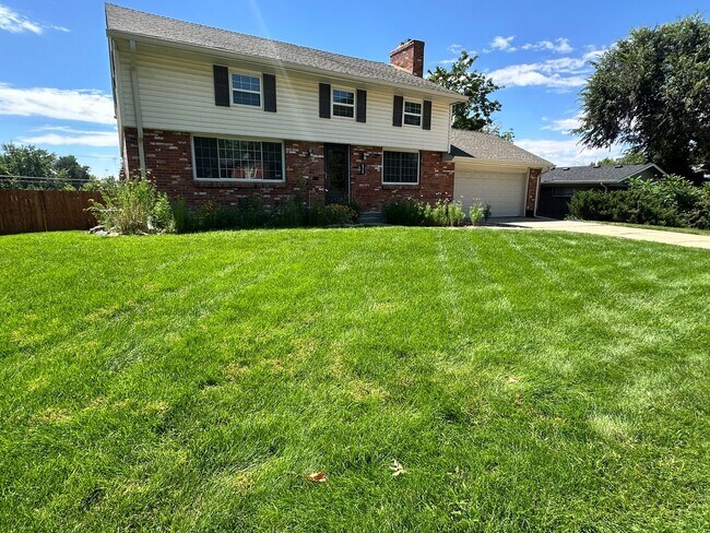 Building Photo - Spacious 5-Bedroom 2.5 Bath Home in Broomf...