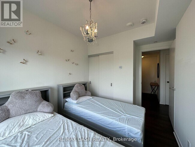 Photo - 223 St Clair Ave W Unité 1002