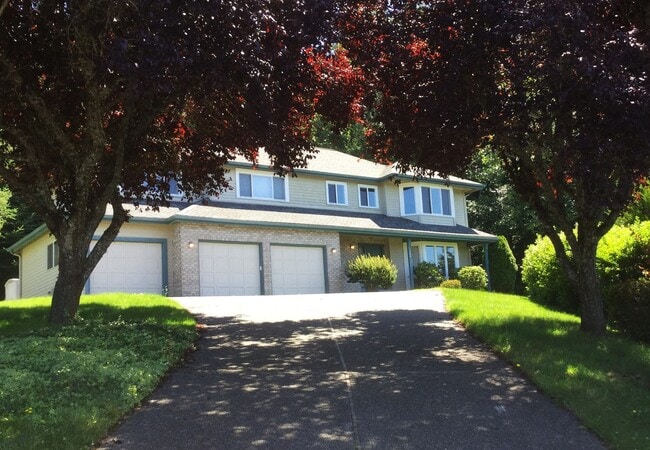 Building Photo - Ridgetop Beauty with Mountain Views