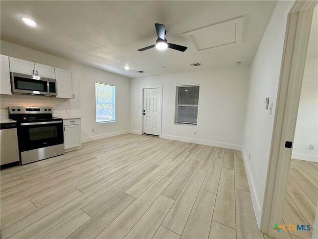 Building Photo - 2204 W San Antonio St Unit 5