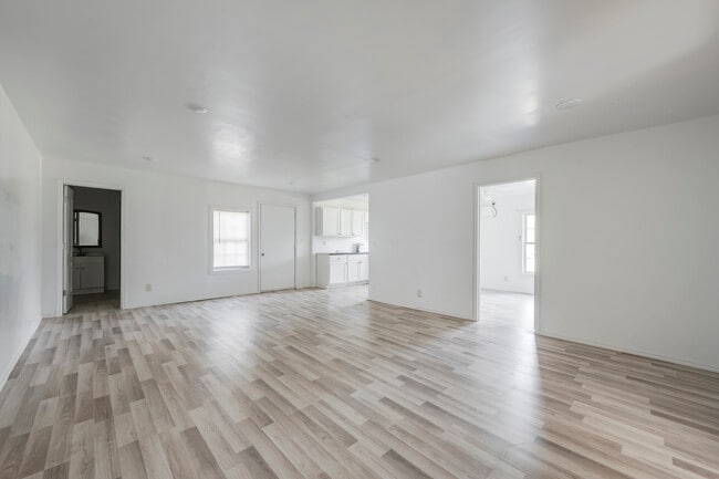 Photo - 725 E Morton St