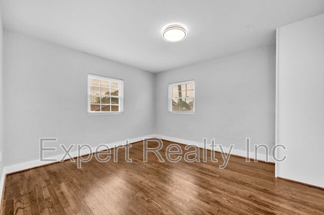 Building Photo - 546 55th St Unit B
