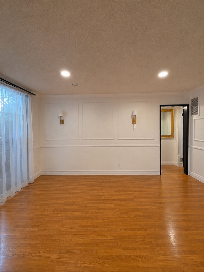 Photo - 5429 Newcastle Ave Unit 203