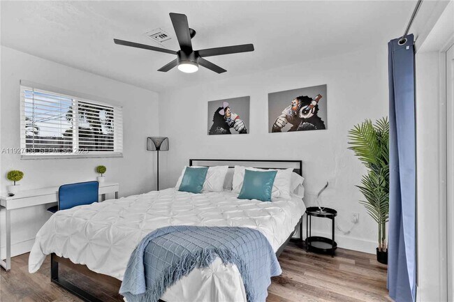 Photo - 7831 Hope St