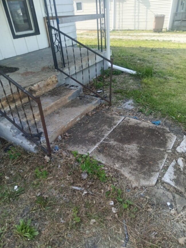 Building Photo - 313 S Dye St