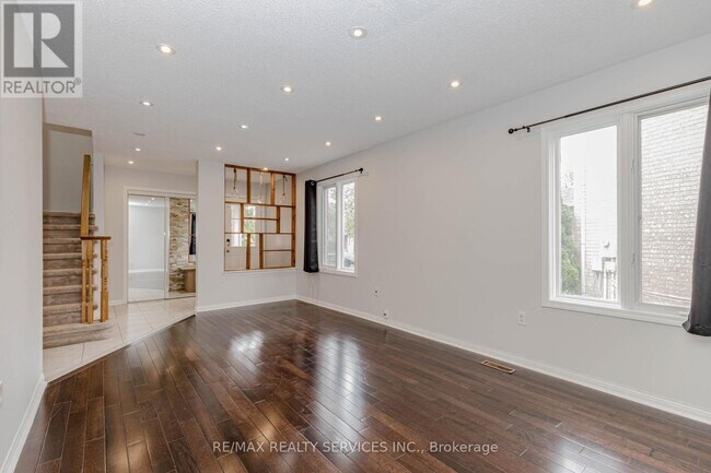 Photo - 106 Narrow Valley Crescent