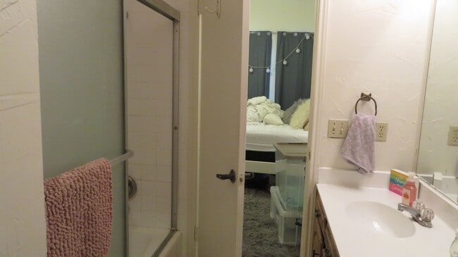 Building Photo - ROBBINS PLACE 202