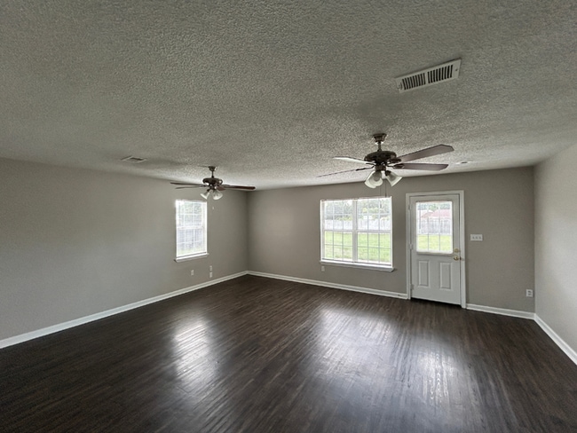 Spacious 4BR/3BA Horn Lake Home | 2,046 Sq Ft, Hardwood Floors, Fireplace & Garage