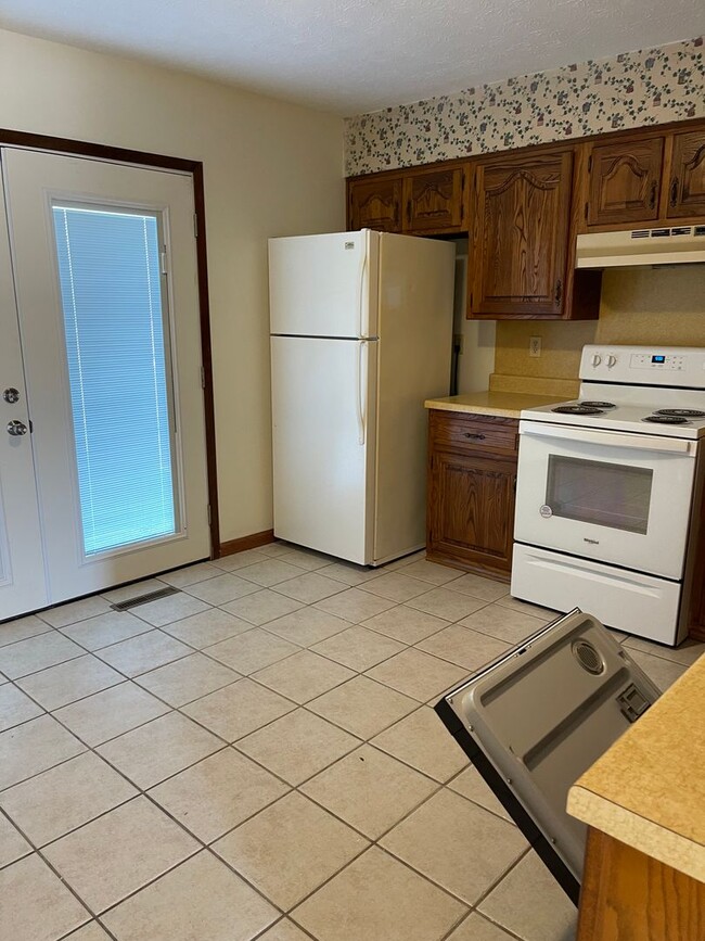 3 BEDROOM 1.5 BATHROOM TOWNHOUSE FOR RENT - 3 BEDROOM 1.5 BATHROOM TOWNHOUSE FOR RENT