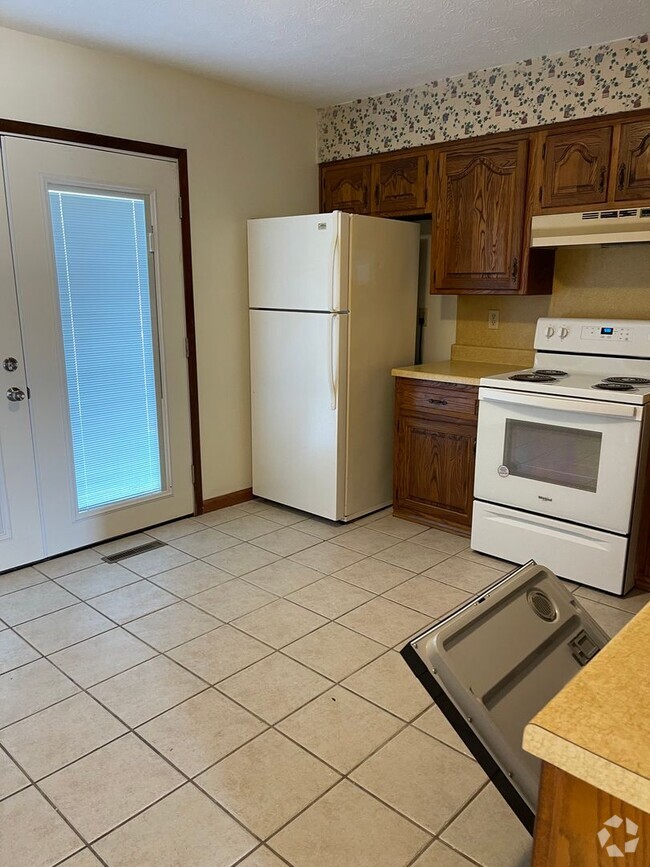 Building Photo - 3 BEDROOM 1.5 BATHROOM TOWNHOUSE FOR RENT