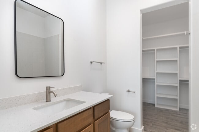 3BR, 2BA - 1270SF - Primary Bathroom
