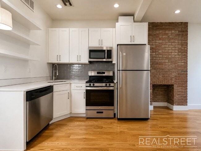 Building Photo - Stunning 3 bed 1.5 Bath w. Balcony in Bedstuy! Unit 1