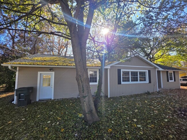 Building Photo - Charming 3 bedroom close to campus and I49