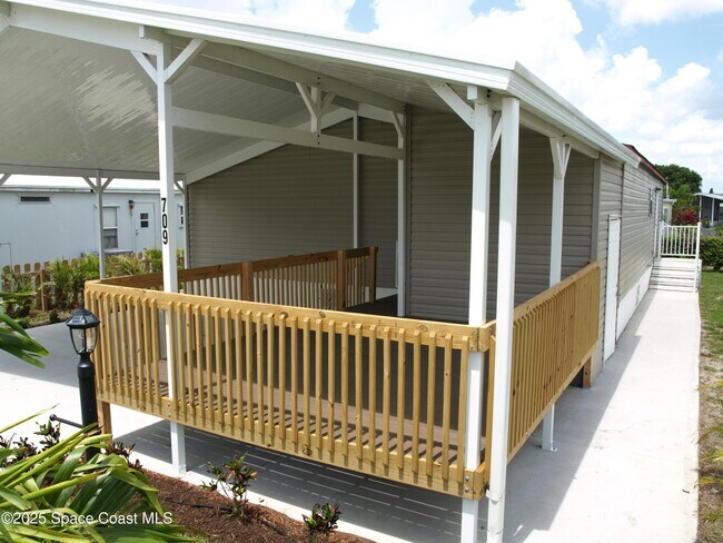 Photo - 709 Lark Dr