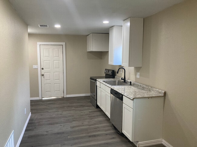 Photo - 2520 N Hickory St