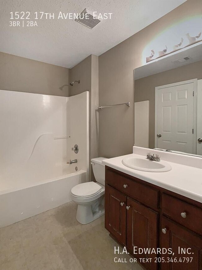 Photo - 1522 17th Ave E